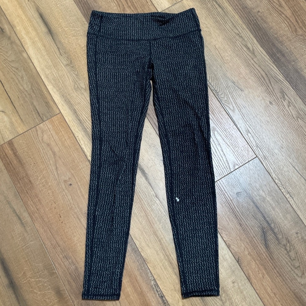 Athleta Black White Zigzag Chevron Athletic Leggings Style 243107 Size MT